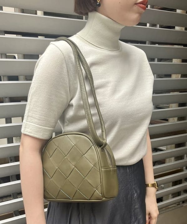 岡 妃呂美さんの「BEAMS WOMEN｜イントレチャート ショルダーバッグ.」を使ったコーディネート