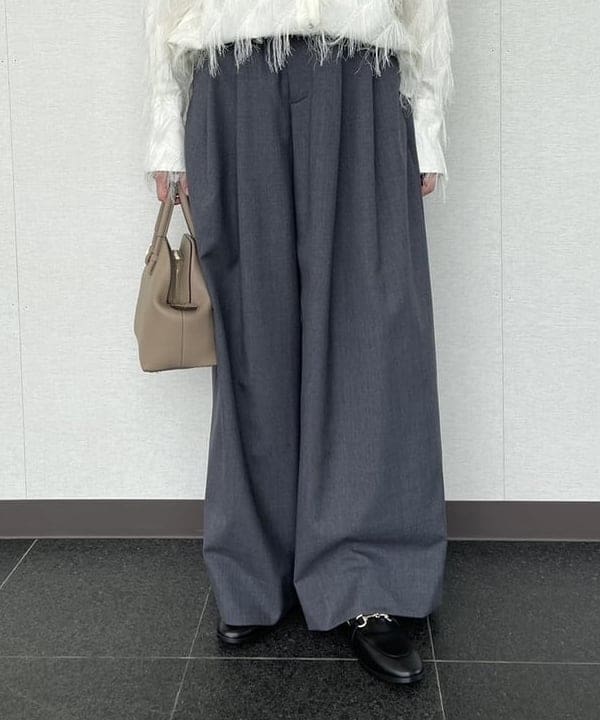 Ichika Hondaさんの「BEAMS WOMEN｜ATON / ウールトロピカル ワイドイージーパンツ」を使ったコーディネート