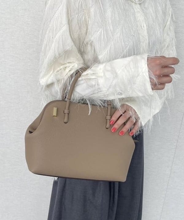 Ichika Hondaさんの「BEAMS WOMEN｜ATON / ウールトロピカル ワイドイージーパンツ」を使ったコーディネート