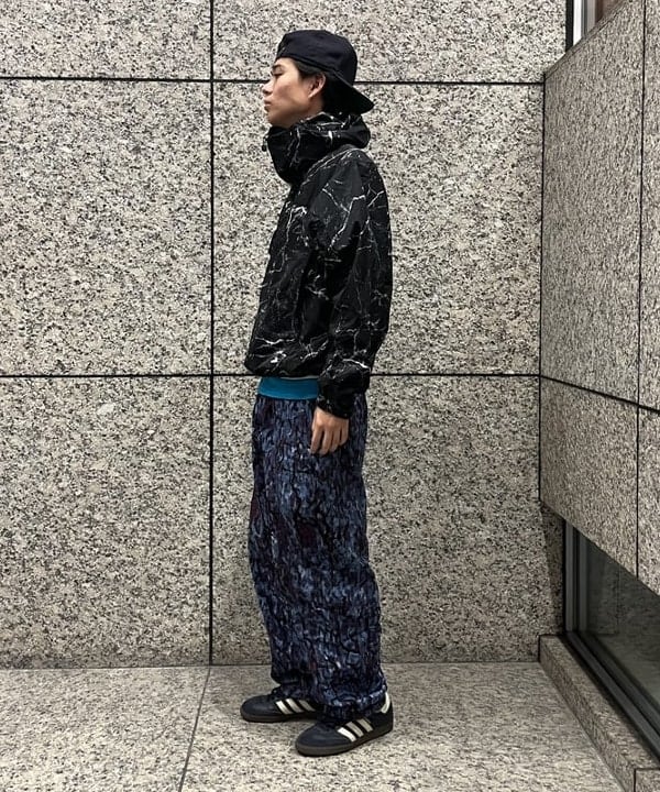 宮越 拓斗さんの「BEAMS WOMEN｜撥水 総柄プリント ジップアップ フーディ」を使ったコーディネート
