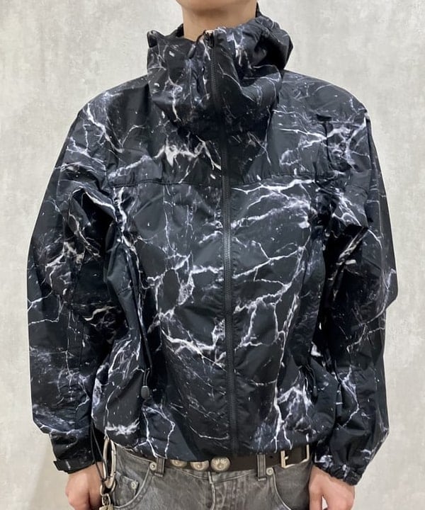 西村 光平さんの「BEAMS WOMEN｜撥水 総柄プリント ジップアップ フーディ」を使ったコーディネート