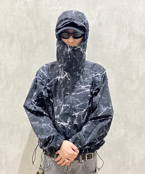 西村 光平さんの「BEAMS WOMEN｜撥水 総柄プリント ジップアップ フーディ」を使ったコーディネート