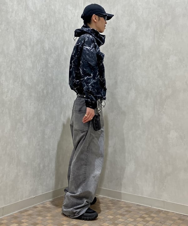 西村 光平さんの「BEAMS WOMEN｜撥水 総柄プリント ジップアップ フーディ」を使ったコーディネート