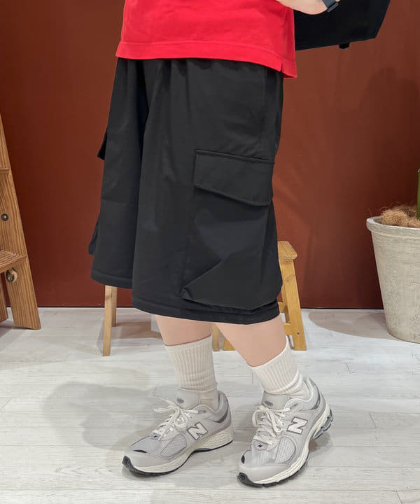 エノモト アミさんの「BEAMS WOMEN｜BEAMS / コンバーチブル カーゴパンツ」を使ったコーディネート