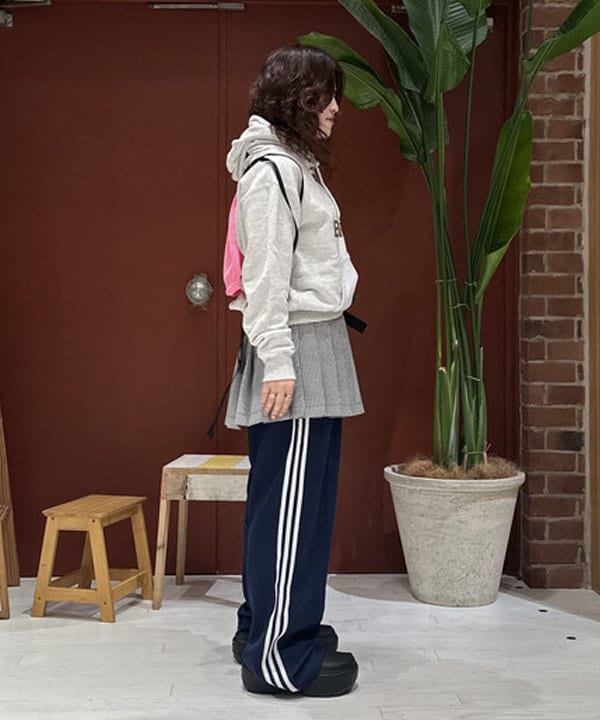 竹村 澄玲さんの「BEAMS WOMEN｜adidas / BAGGY FIT FIREBIRD TRACKPANTS」を使ったコーディネート