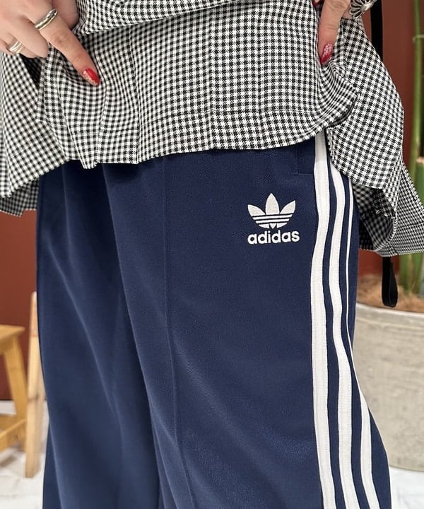 竹村 澄玲さんの「BEAMS WOMEN｜adidas / BAGGY FIT FIREBIRD TRACKPANTS」を使ったコーディネート