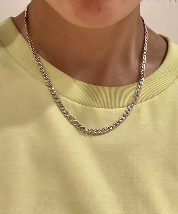 鈴木 悠里さんの「BEAMS WOMEN｜XOLO JEWELRY / 別注 Basic Link Necklace」を使ったコーディネート