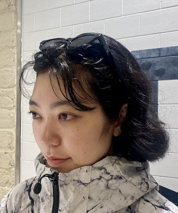 鈴木 悠里さんの「BEAMS WOMEN｜ワイド テーパード デニム」を使ったコーディネート