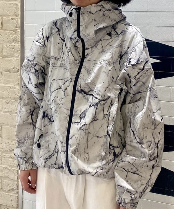 鈴木 悠里さんの「BEAMS WOMEN｜ワイド テーパード デニム」を使ったコーディネート