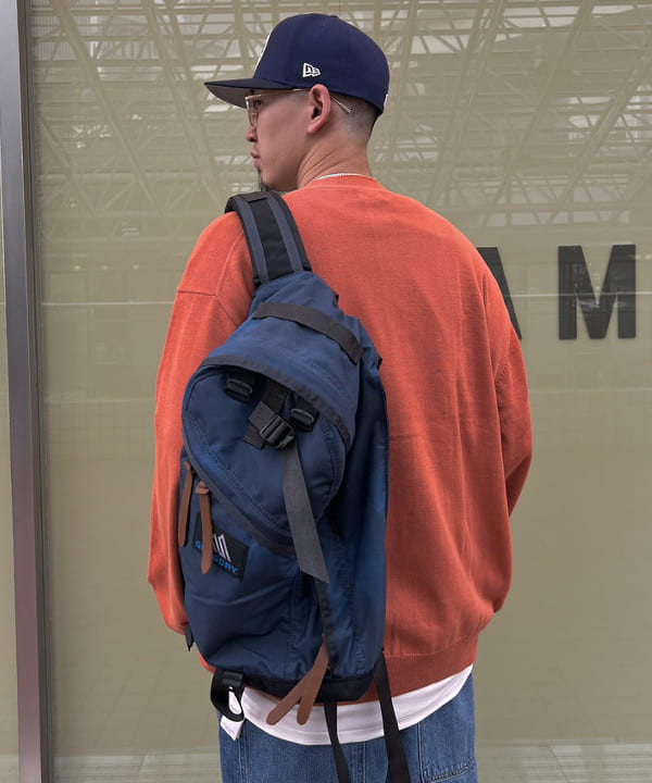 石郷岡 稜さんの「GREGORY / 別注 VINTAGE DAY PACK NAVY」を使ったコーディネート