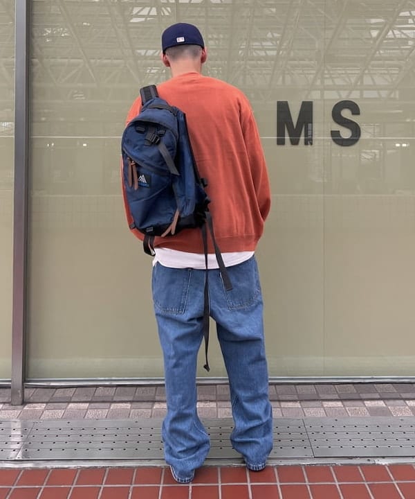 石郷岡 稜さんの「GREGORY / 別注 VINTAGE DAY PACK NAVY」を使ったコーディネート