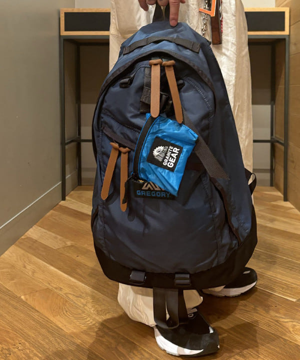 三宅 康平さんの「BEAMS WOMEN｜GREGORY / 別注 VINTAGE DAY PACK NAVY」を使ったコーディネート