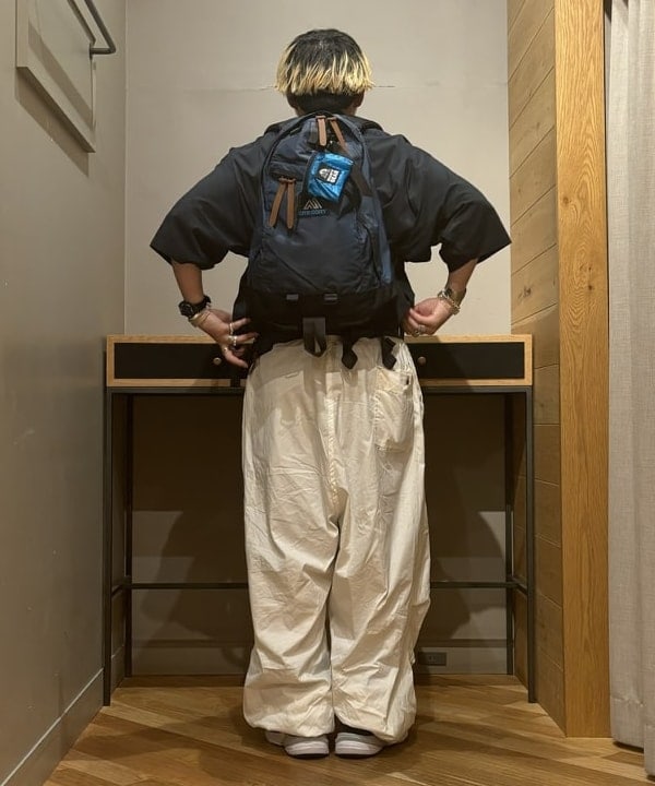 三宅 康平さんの「BEAMS WOMEN｜GREGORY / 別注 VINTAGE DAY PACK NAVY」を使ったコーディネート
