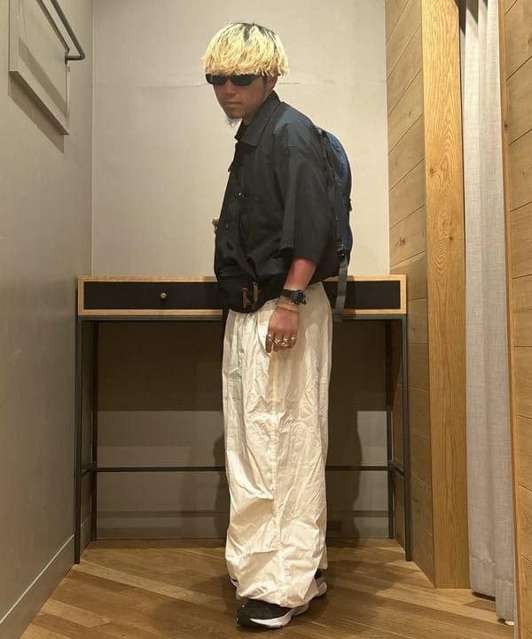 三宅 康平さんの「BEAMS WOMEN｜GREGORY / 別注 VINTAGE DAY PACK NAVY」を使ったコーディネート