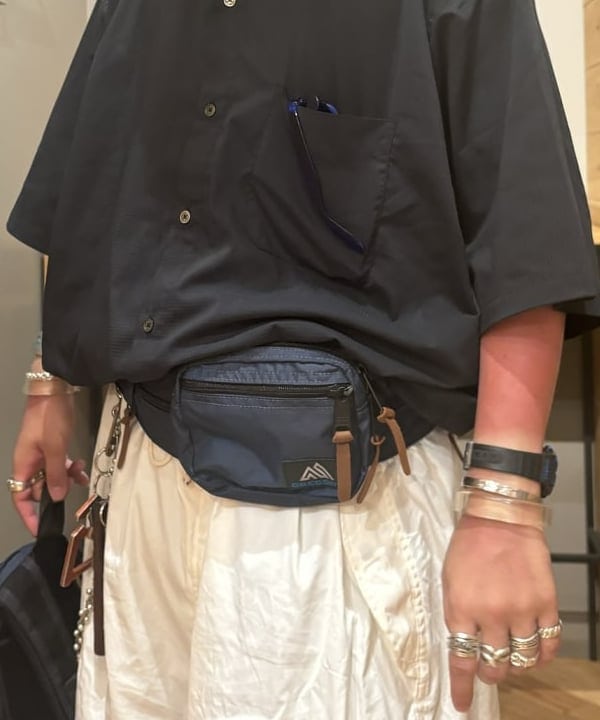 三宅 康平さんの「BEAMS WOMEN｜GREGORY / 別注 VINTAGE DAY PACK NAVY」を使ったコーディネート