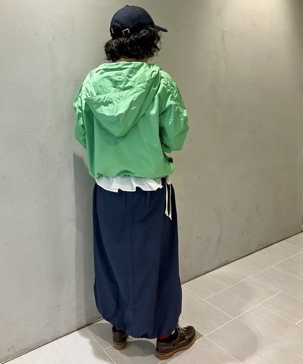 小原 もこさんの「BEAMS WOMEN｜Gramicci × BEAMS BOY / 別注 バルーン スカート」を使ったコーディネート