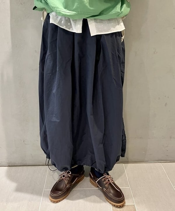小原 もこさんの「BEAMS WOMEN｜Gramicci × BEAMS BOY / 別注 バルーン スカート」を使ったコーディネート