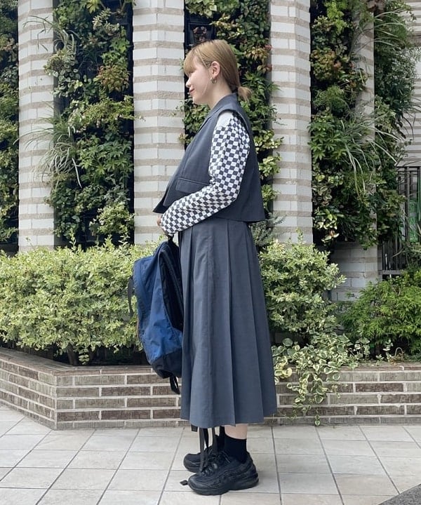田中 里実さんの「BEAMS WOMEN｜GREGORY / 別注 VINTAGE DAY PACK NAVY」を使ったコーディネート