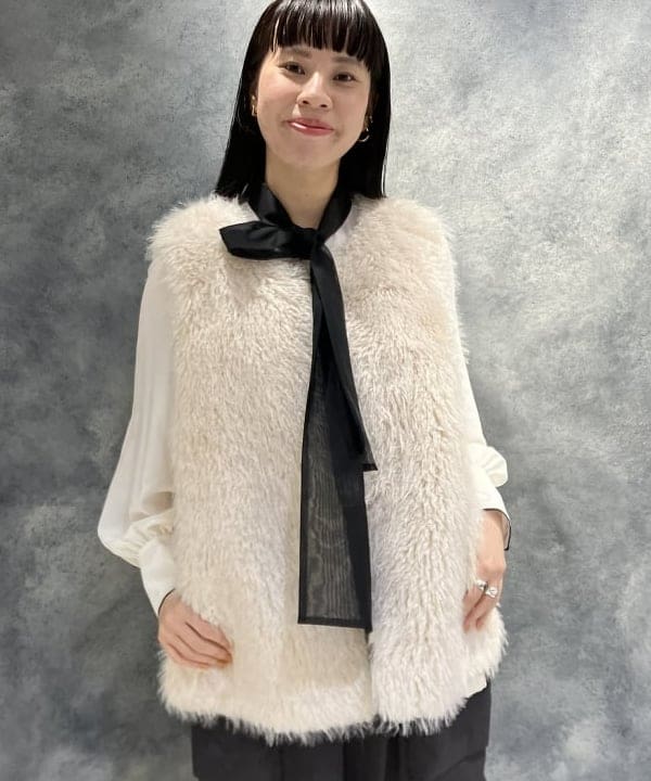 OSUMIさんの「BEAMS WOMEN｜ウェイビー フェイクファー ジレ」を使ったコーディネート