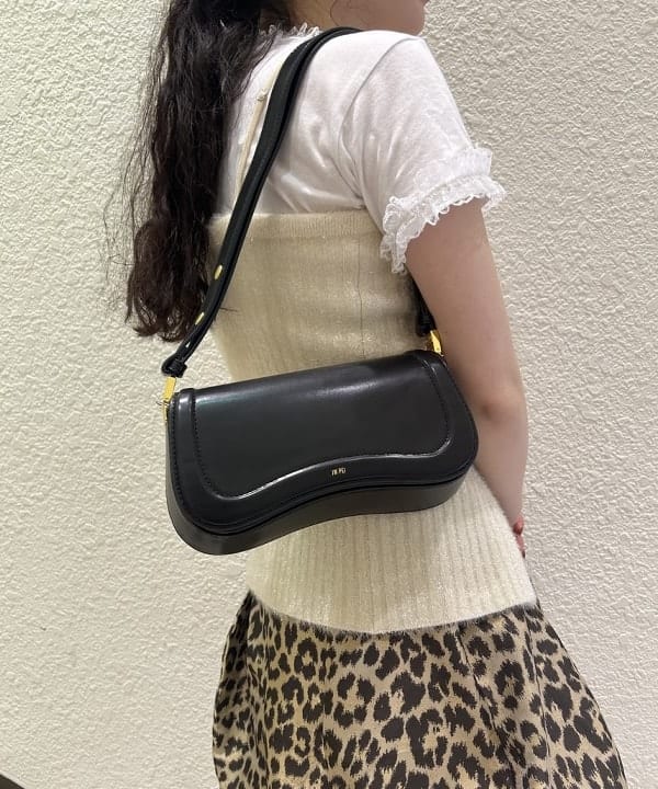 渡邊 舞さんの「RED CARD TOKYO / Leslie デニムパンツ」を使ったコーディネート