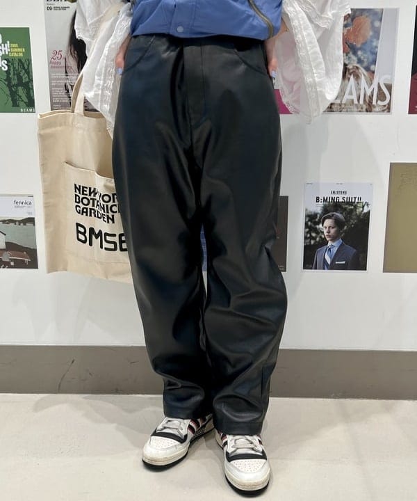 ナツハさんの「BEAMS WOMEN｜maturely / フェイクレザー フック イージーパンツ」を使ったコーディネート