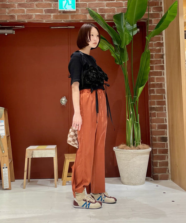水野 萌香さんの「BEAMS WOMEN｜maturely / Fibril Satin Pants」を使ったコーディネート