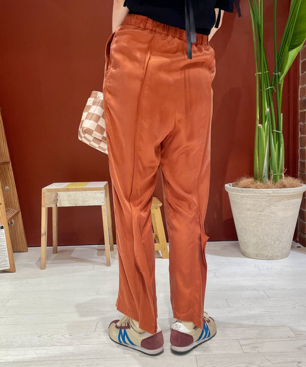 水野 萌香さんの「BEAMS WOMEN｜maturely / Fibril Satin Pants」を使ったコーディネート