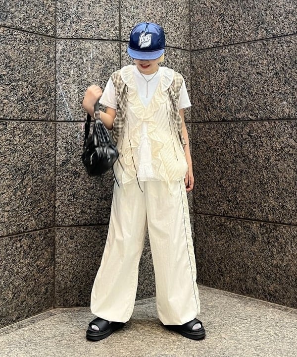 あさひさんの「BEAMS WOMEN｜シアー リブ ラッフル ノースリーブ トップス」を使ったコーディネート
