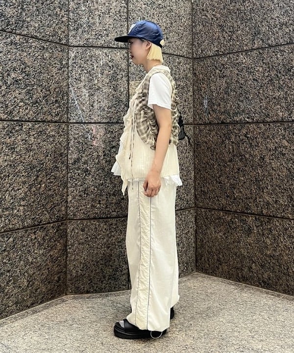 あさひさんの「BEAMS WOMEN｜シアー リブ ラッフル ノースリーブ トップス」を使ったコーディネート