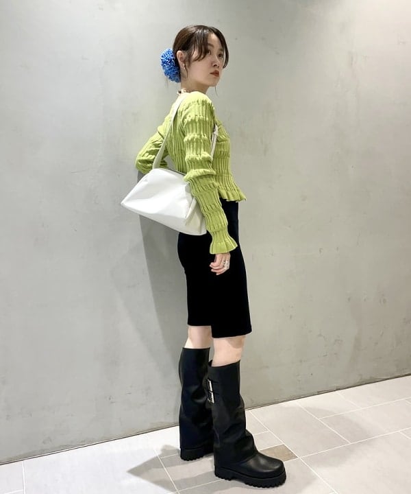 カタヤマ アヤさんの「BEAMS WOMEN｜カット コーデュロイ バイカー ショーツ」を使ったコーディネート