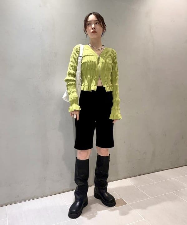 カタヤマ アヤさんの「BEAMS WOMEN｜カット コーデュロイ バイカー ショーツ」を使ったコーディネート