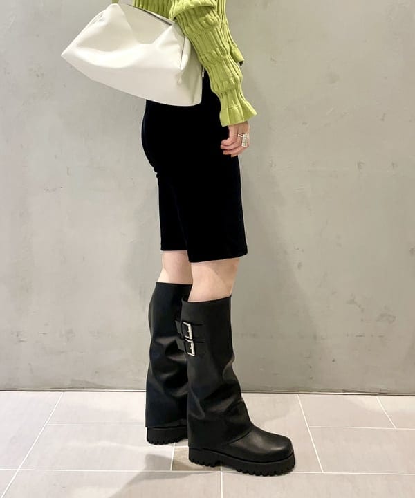 カタヤマ アヤさんの「BEAMS WOMEN｜カット コーデュロイ バイカー ショーツ」を使ったコーディネート
