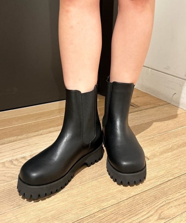 佐藤 亜美さんの「BEAMS WOMEN｜カット コーデュロイ バイカー ショーツ」を使ったコーディネート