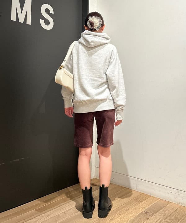 佐藤 亜美さんの「BEAMS WOMEN｜カット コーデュロイ バイカー ショーツ」を使ったコーディネート