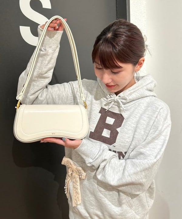 佐藤 亜美さんの「BEAMS WOMEN｜カット コーデュロイ バイカー ショーツ」を使ったコーディネート