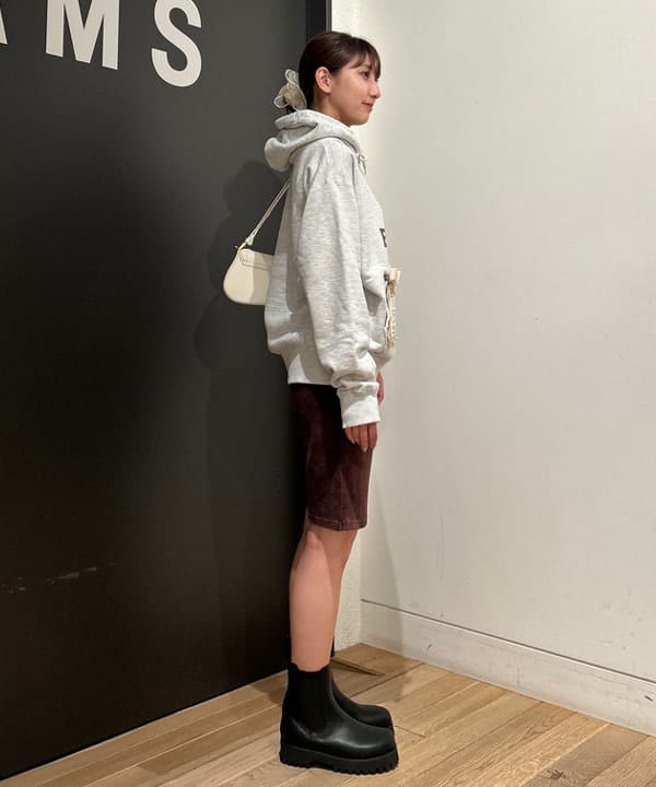 佐藤 亜美さんの「BEAMS WOMEN｜カット コーデュロイ バイカー ショーツ」を使ったコーディネート