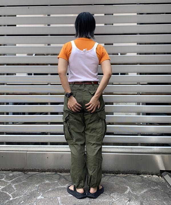 オカモト ミサキさんの「BEAMS WOMEN｜【別注】BUZZ RICKSON'S / ポプリン アーミーパンツ」を使ったコーディネート