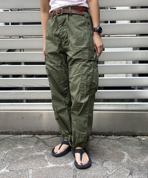 オカモト ミサキさんの「BEAMS WOMEN｜【別注】BUZZ RICKSON'S / ポプリン アーミーパンツ」を使ったコーディネート