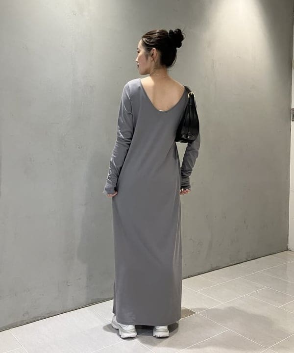 野村 美紅さんの「BEAMS WOMEN｜バックシャン スムース ワンピース」を使ったコーディネート