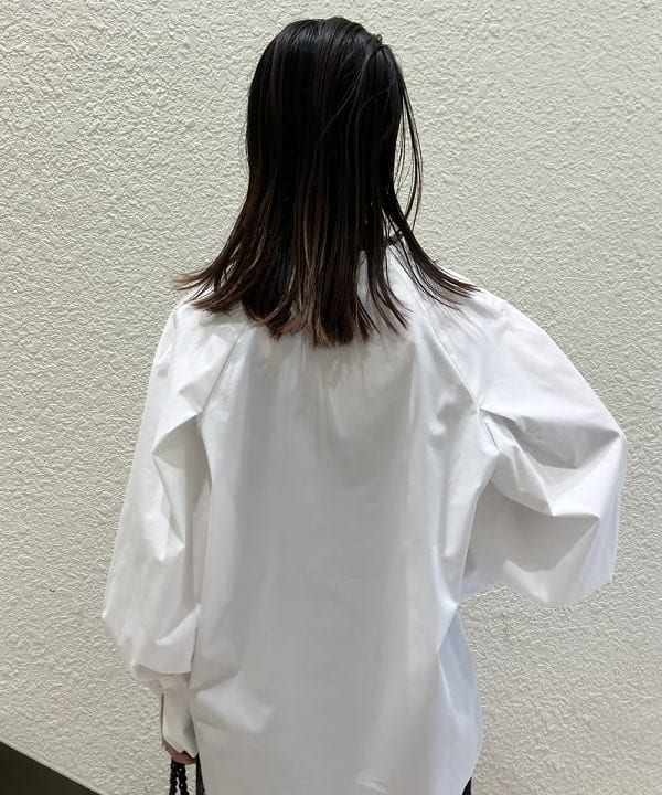 IWASAさんの「AK+1 / サテン タック パンツ」を使ったコーディネート