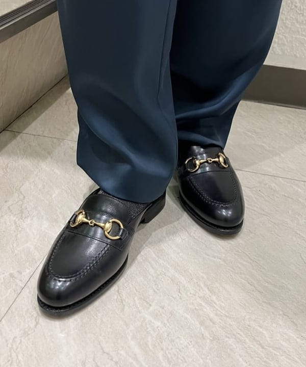 IWASAさんの「AK+1 / サテン タック パンツ」を使ったコーディネート