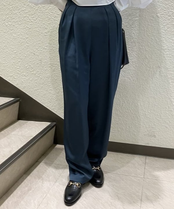 IWASAさんの「AK+1 / サテン タック パンツ」を使ったコーディネート