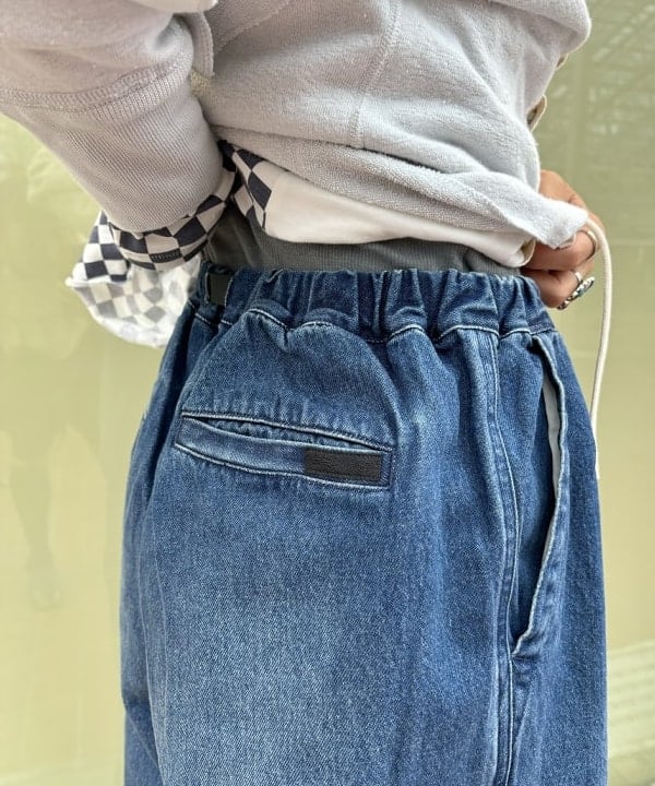 矢野(青木)優香さんの「Gramicci × BEAMS BOY / 別注 ワイド デニム パンツ」を使ったコーディネート