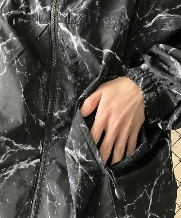 ホサカさんの「BEAMS WOMEN｜撥水 総柄プリント ジップアップ フーディ」を使ったコーディネート