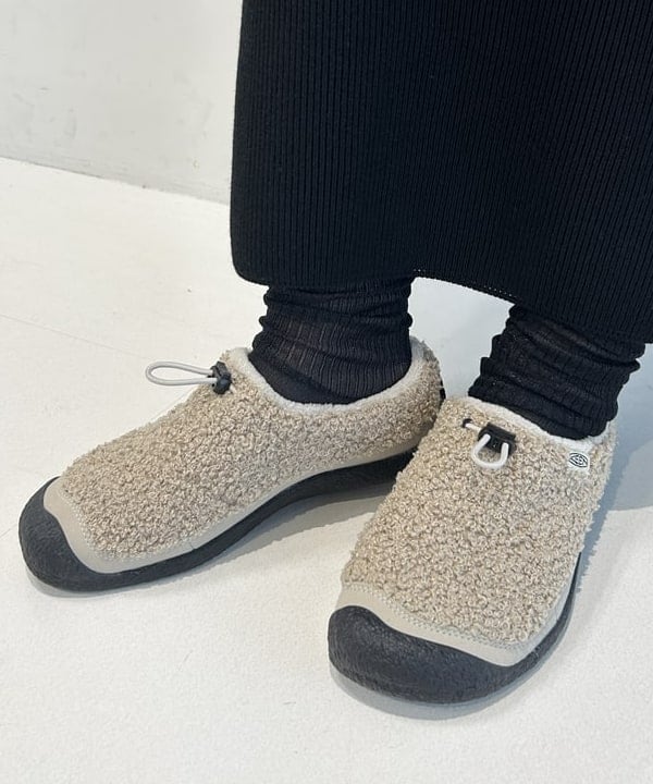 佐藤 美樹さんの「BEAMS WOMEN｜KEEN / HOWSER Ⅲ SLIDE ボア シューズ」を使ったコーディネート