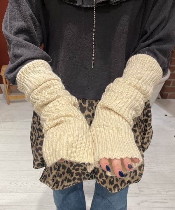サカサイスズカさんの「BEAMS WOMEN｜Olfeo × maturely / 別注 フリル ロングスリーブ カットソー」を使ったコーディネート