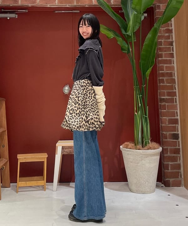 サカサイスズカさんの「BEAMS WOMEN｜Olfeo × maturely / 別注 フリル ロングスリーブ カットソー」を使ったコーディネート