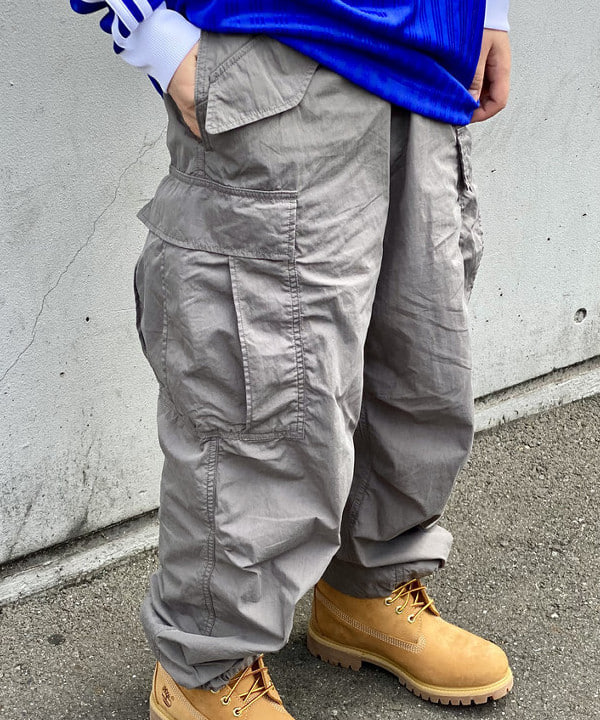 鈴木 悠里さんの「BEAMS WOMEN｜BEAMS / ビッグ 6ポケット カーゴパンツ」を使ったコーディネート