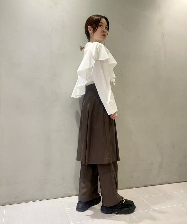 カタヤマ アヤさんの「BEAMS WOMEN｜RBS / アシメ ラッフル シャツ」を使ったコーディネート