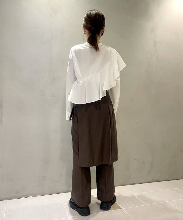 カタヤマ アヤさんの「BEAMS WOMEN｜RBS / アシメ ラッフル シャツ」を使ったコーディネート